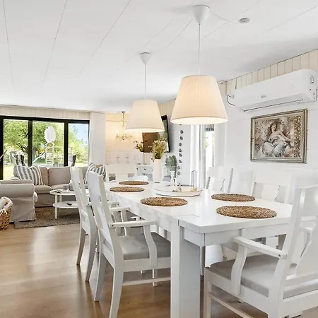 Holiday home Cozy In With Jacuzzi Hals