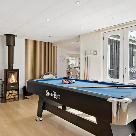 Holiday home Cozy In With Jacuzzi Hals