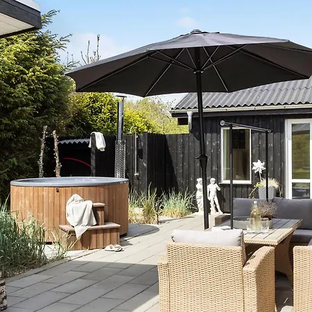 Cozy In With Jacuzzi Holiday home Hals