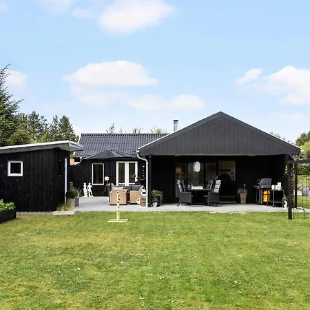 Cozy In With Jacuzzi Holiday home *